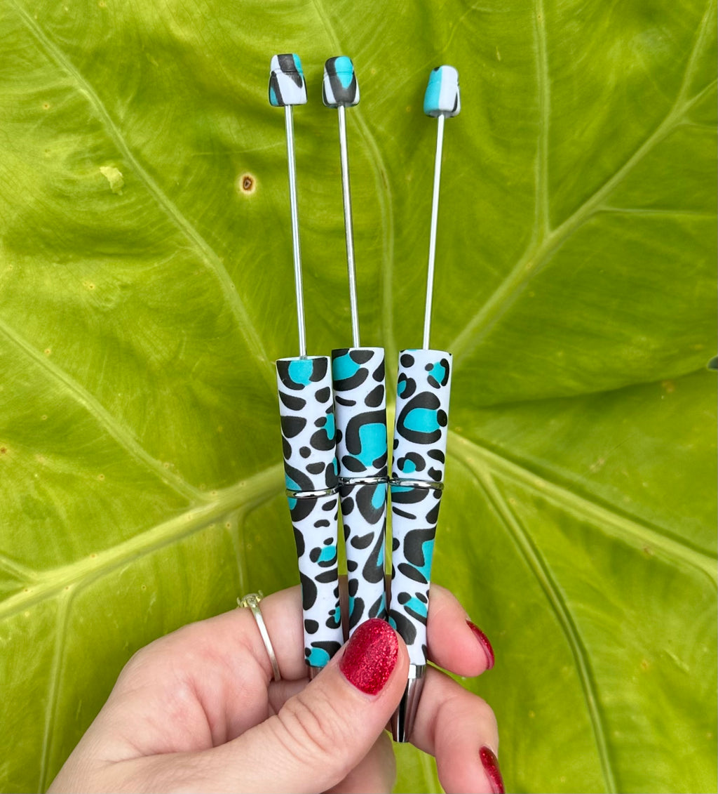 Turquoise and white leopard printed pen
